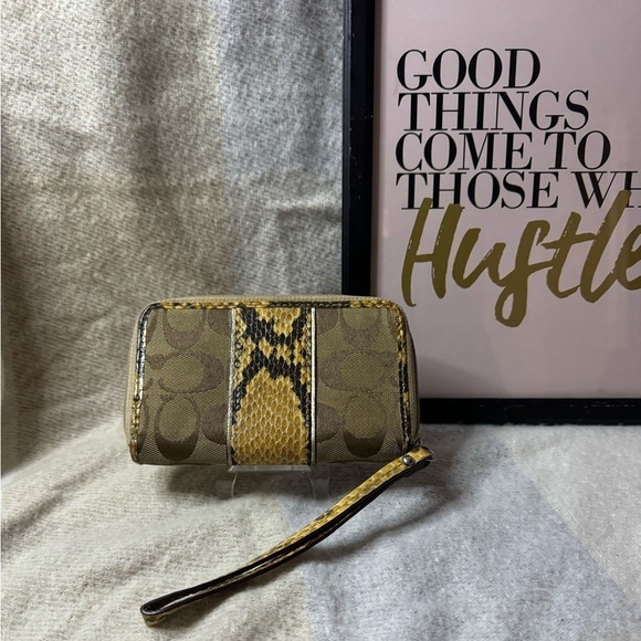 Coach wristlet snake skin - Picture 3 of 4